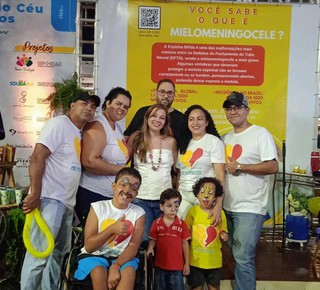 Durante a II Feira Cristã, evento promovido pela Feira Central, Cynthia e outras mães do grupo Mães e Mielos de MS divulgaram sobre a doença. (Foto: Arquivo Pessoal)