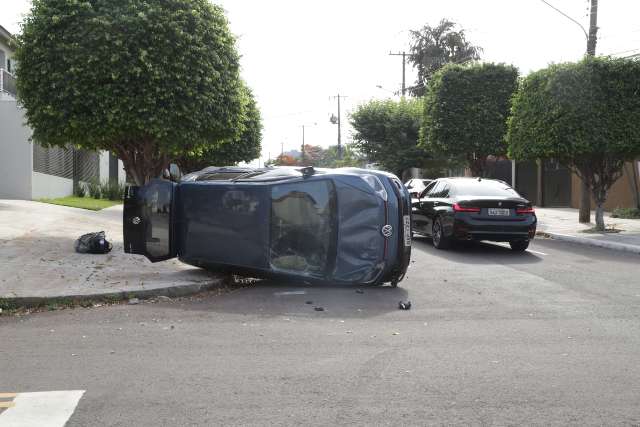 Carros colidem e um deles tomba em cruzamento da Rua Pernambuco 