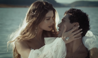 Ilha é o novo trabalho do cantor e conta com a participação da nova namorada, a modelo mineira Izabele Cunha. (Foto: Reprodução Youtube)