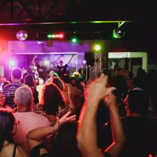 O que é mais animado: baile funk ou flash back no Clube Estoril?