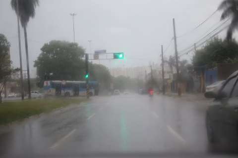 Chuva confirma previsão e cai em diversos bairros da Capital