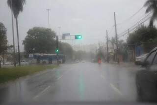 Chuva registrada na Avenida Afonso Pena, região central da Capital (Foto: Paulo Francis)