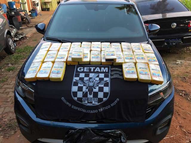 Em persegui&ccedil;&atilde;o, traficante abandona carro com crack e foge a p&eacute; por fazenda