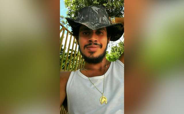 Jovem &eacute; assassinado com facada no pesco&ccedil;o em conveni&ecirc;ncia