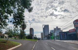 Campo Grande amanheceu com céu nublado neste sábado. (Foto: Paulo Francis)