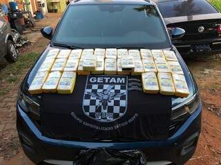 Carro e tabletes de crack apreendidos após a perseguição (Foto: Divulgação/PMMS)