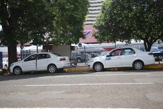 Táxis em frente a supermercado de Campo Grande; relatos são de melhora recente no movimento (Foto: Paulo Francis)