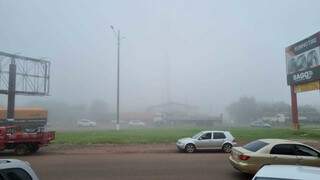 Neblina cobrindo Ponta Porã, na linha de fronteira com o Paraguai, na manhã de hoje. (Foto: Direto das Ruas)