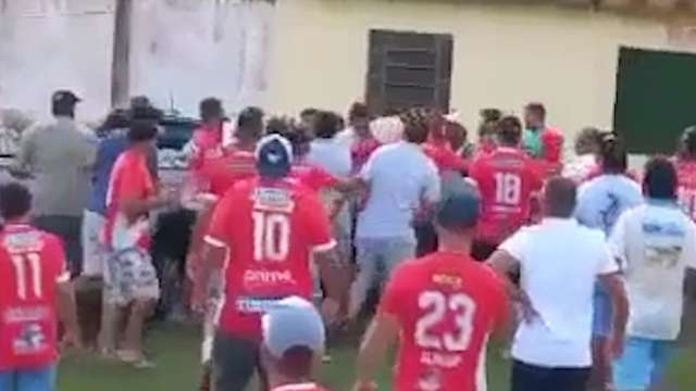 Rixa amorosa provoca briga generalizada durante partida de futebol
