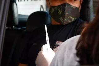 Morador é vacinado em ponto de imunização de Campo Grande. (Foto: Henrique Kawaminami) 
