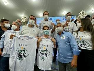 Gestores posam para foto com camiseta do evento que destaca região com metas até 2030. (Foto: Guilherme Pimentel)