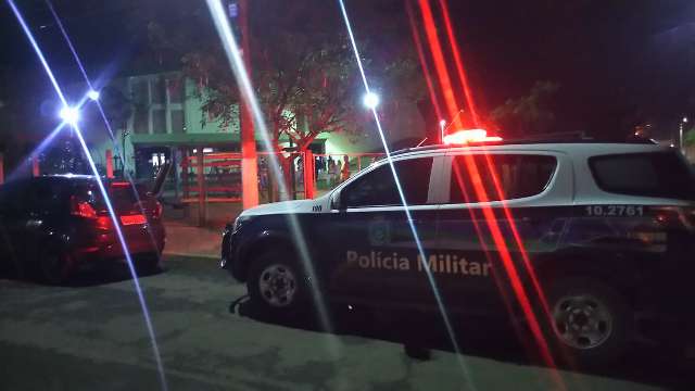 Jovem &eacute; esfaqueado em sa&iacute;da de jogo de futsal e suspeito foge de moto 
