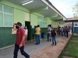 Eleitores aguardam momento da votação na fila de espera de escola estadual de Bandeirantes, onde há seção eleitoral. (Foto: Assessoria de Imprensa TRE)