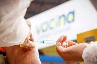 Vacina sendo aplicada em idoso, em Campo Grande. (Foto: Henrique Kawaminami)