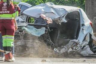 Carro do rapaz ficou completamente destruído na colisão (Foto: Marcos Maluf)