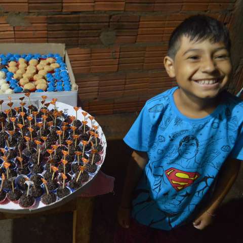 Gustavo ganha festa de Superman após campanha nas redes sociais
