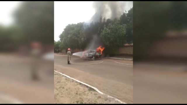 Um dia depois de sair da manuten&ccedil;&atilde;o, carro pega fogo no meio da rua 