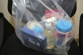 Mesários receberam kit de higiene para prevenir a covid-19 durante a votação. (Foto: Paulo Francis)