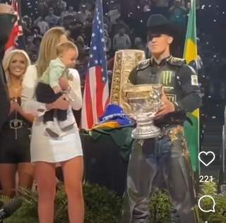 Vitinho, a mulher e o filho durante cerimônia de entrega do troféu mundial. (Foto: Redes Sociais)