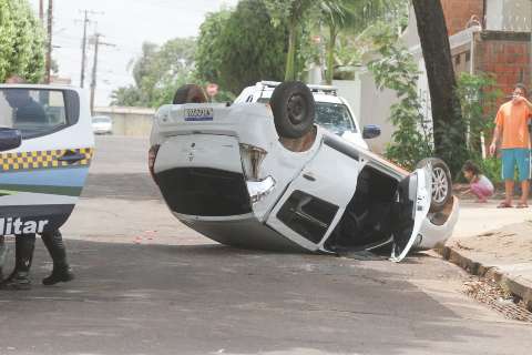 Em cruzamento com pouca sinalização, colisão entre carros termina em capotagem