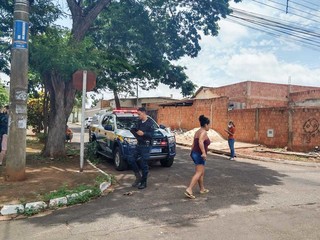 Moradores reclamam da falta de sinalização no cruzamento (Foto: Marcos Maluf)