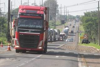 Trânsito ficou no sistema &#34;pare e siga&#34;, causando congestionamento na via (Foto: Marcos Maluf)