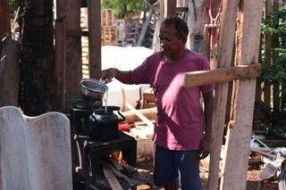 Gilson é morador da favela às margens do Córrego Bandeira. (Foto: Cleber Gellio)