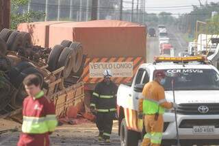 Com impacto, carreta tombou e espalhou parte da carga de milho na rodovia (Foto: Marcos Maluf)