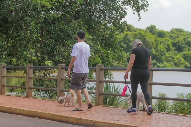 Moradores passeando com animais de estimação, no Lago do Amor (Foto: Marcos Maluf)