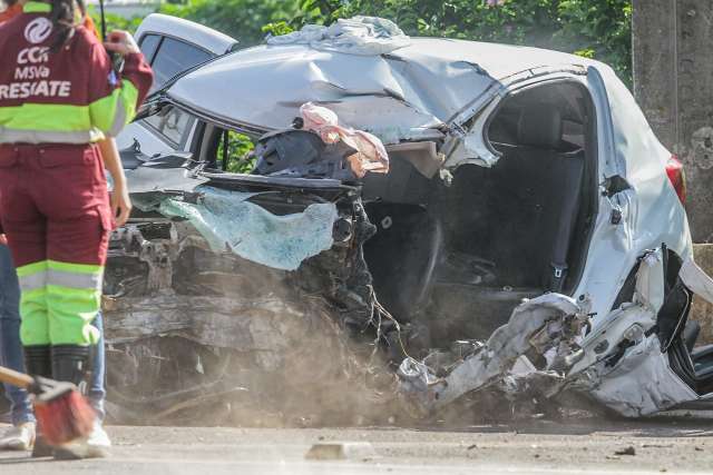 Modelo morre ao bater em carreta em Campo Grande