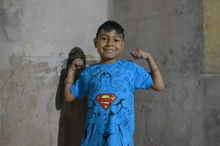 Gustavo posando com a roupa de Superman que ganhou de presente de aniversário. (Foto: Bárbara Cavalcanti)