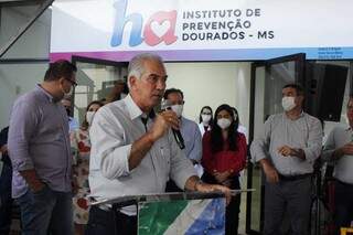 Reinaldo Azambuja fala em ato no Instituto de Prevenção do Hospital do Amor (Foto: Chico Ribeiro)