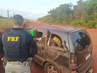 Veículo foi abandonado pelo traficante após colisão. (Foto: PRF)