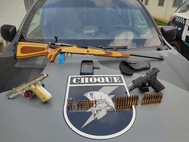 Homem &eacute; preso com fuzil e pistola cromada no Jardim Los Angeles 