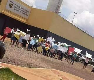 Familiares em frente à Gameleira, durante protesto nesta segunda-feira. (Foto: Direto das Ruas) 