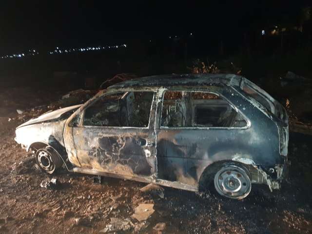 Bandidos queimam carro ap&oacute;s motorista negar Pix de R$ 1 mil