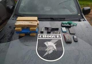 Arma, drogas e celulares apreendidos com os suspeitos. (Foto: Divulgação)