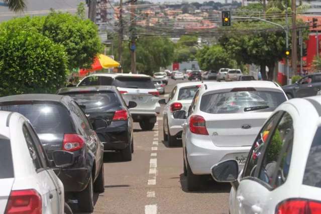Sem qualquer policiamento, fila dupla vira regra em frente &agrave;s escolas