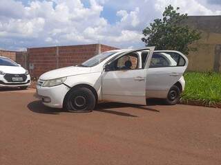 Um dos tiros atingiu o pneu do veículo usado pelos bandidos durante o crime. (Foto: Ana Beatriz Rodrigues)