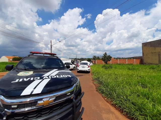 Dupla anuncia assalto a policial civil &agrave; paisana, &eacute; perseguida e um &eacute; baleado
