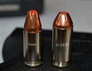 Diferença de tamanho entre as munições de calibre .9mm e .40 é visível a olho nu. (Foto: Divulgação) 