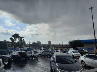 Chuva na região do Mercadão Municipal, Bairro Centro. (Foto: Caroline Maldonado)