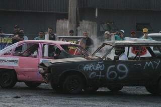 Confronto entre Damares e Carlão na demolição de carros. (Foto: Marcos Maluf)