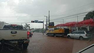Chuva se acumulou na Avenida Fernando Corrêa da Costa. (Foto: Gabriela Couto)
