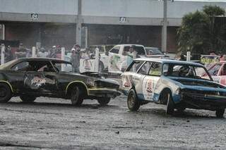 Carros durante a disputa na demolição no Autódromo. (Foto: Marcos Maluf)