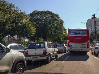 Na Afonso Pena, coletivos e demais veículos disputam espaço nas faixas. (Foto: Marcos Maluf)