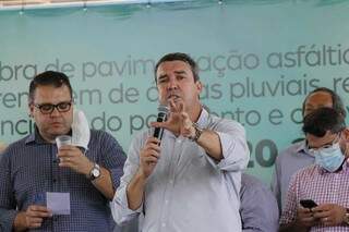 Eduardo Riedel ao lado do prefeito Alan Guedes hoje, em Dourados. (Foto: Chico Ribeiro)