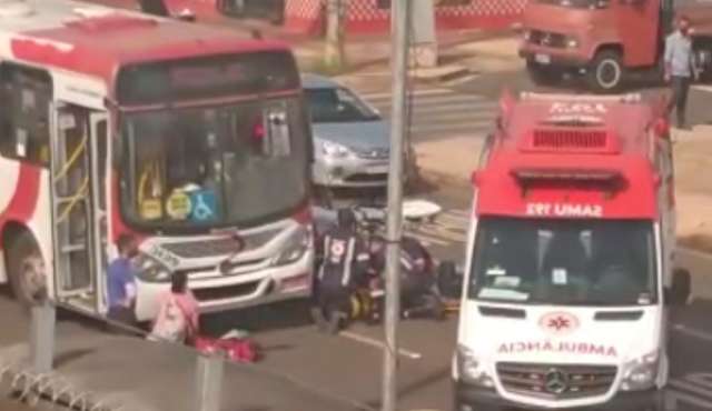 Motociclista &eacute; atropelado e para sob &ocirc;nibus na Bandeirantes