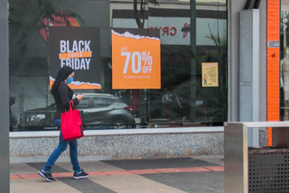 Anúncio para Black Friday, em 2020, na Rua 14 de Julho. (Foto: Arquivo/Marcos Maluf)