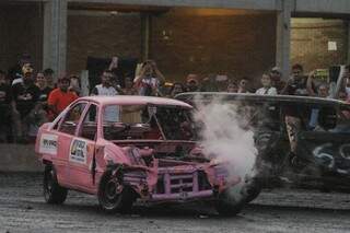 Carros em batida durante demolição de carros no Autoshow. (Foto: Marcos Maluf)